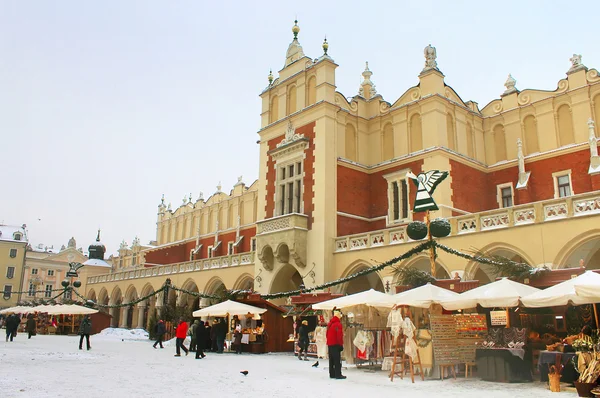 Gente no identificada en la Feria de Año Nuevo cerca del Cloth Hall en Cracovia, Polonia — Foto de Stock