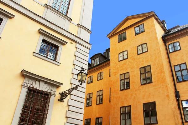 Oude gebouwen en lantaarn op de straat van stockholm, Zweden — Stockfoto