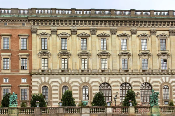 A fachada do Palácio Real de Estocolmo (Kungliga slottet) na cidade velha (Gamla stan), Estocolmo, Suécia — Fotografia de Stock