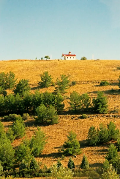 ギリシャの丘の上に教会 — ストック写真