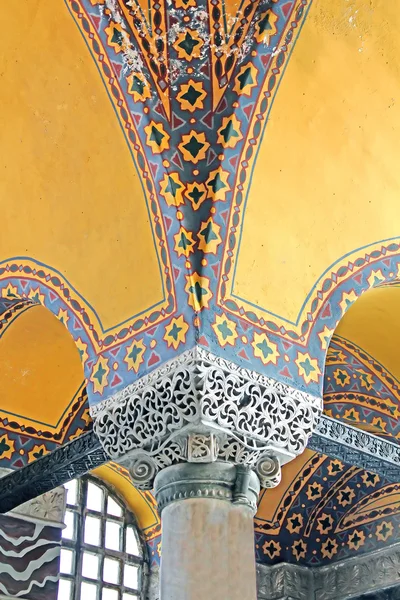 Wnętrze świątyni Hagia Sofia. Sufit i filar na pierwszym piętrze, — Zdjęcie stockowe