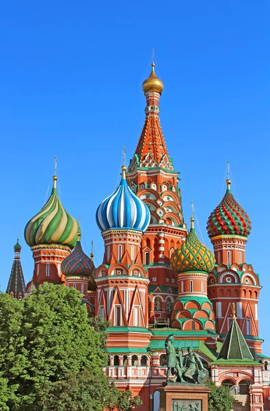 Basilikum-Kathedrale auf dem Roten Platz in Moskau, Russland — Stockfoto