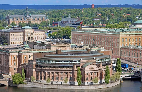 Luchtfoto van de Rijksdag (het Parlement) gebouw en Stockholm paleis bij Helgeandsholmen island, Stockholm, Zweden — Stockfoto