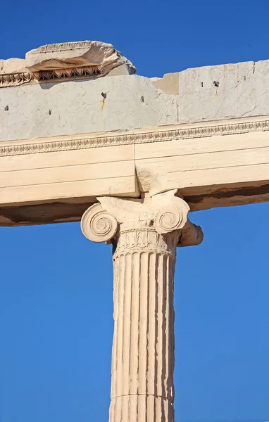 Jonisk kolonn av Erechtheion, Aten, Grekland — Stockfoto