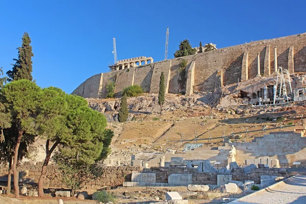 Partenón y teatro de Dionisio en la ladera suroeste de la Acrópolis en Atenas, Grecia —  Fotos de Stock