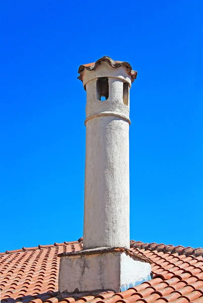 Chimenea en el tejado de la ciudad de Kastoria (Epiro, Grecia ) — Foto de Stock