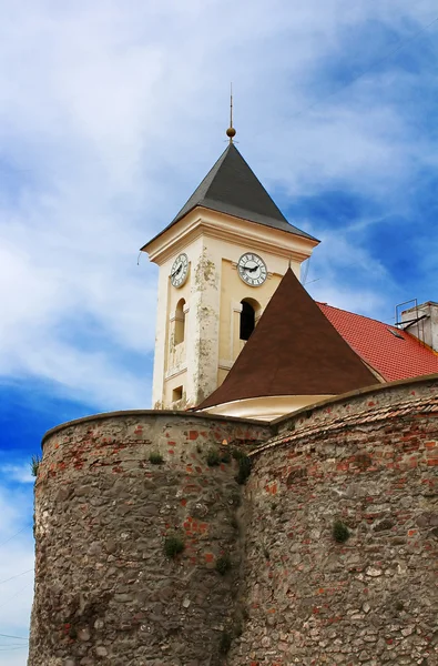 Torre velha do relógio no castelo de Palanok (ou castelo de Mukachevo, Ucrânia, construído no século XIV ) — Fotografia de Stock