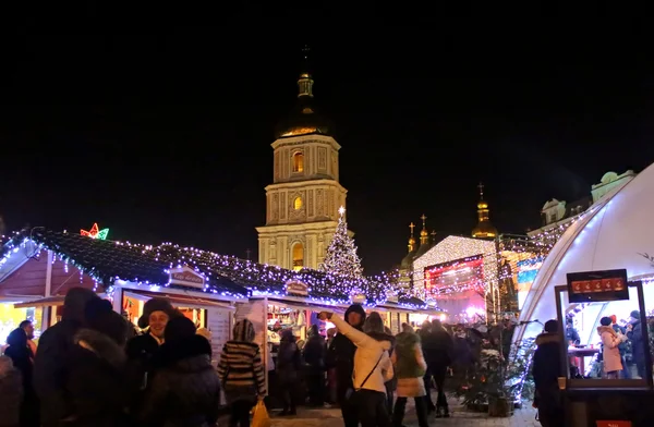 Catedral de Santa Sofía, mercado de Navidad, y principal árbol de Año Nuevo de Kiev en la Plaza de Sofía en Kiev, Ucrania — Foto de Stock