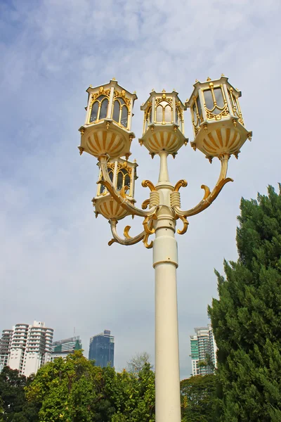 Iluminação de rua em um parque Kuala Lumpur — Fotografia de Stock