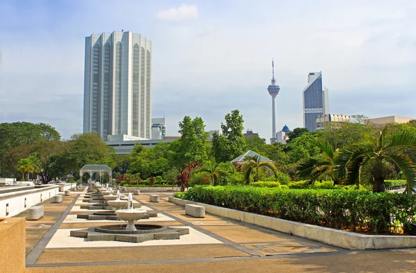 Stadtsilhouette von Kuala Lumpur von seinem islamischen Denkmalhof — Stockfoto