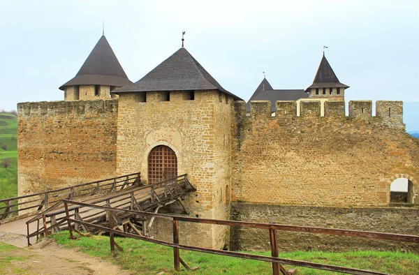 Castello di Khotyn sulla riva del fiume Dniester, Ucraina — Foto Stock