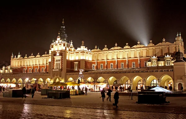 Bella vecchia Sukiennice sulla piazza principale di Cracovia di notte, Polonia — Foto Stock