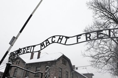(İş özgür kılar) Arbeit macht frei işareti konsantrasyon kampı Auschwitz, Polonya