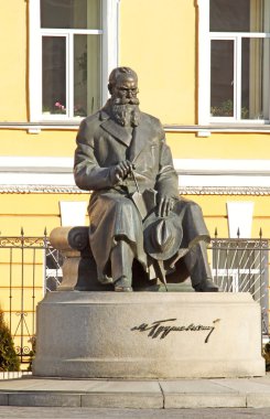Mykhailo Serhiyovych Hrushevsky - Ukraynalı akademisyen, siyasetçi, tarihçisi ve devlet adamı, Ukrayna'nın en önemli figürlerinden biri. Heykel Kiev, Ukrayna içinde yer alır
