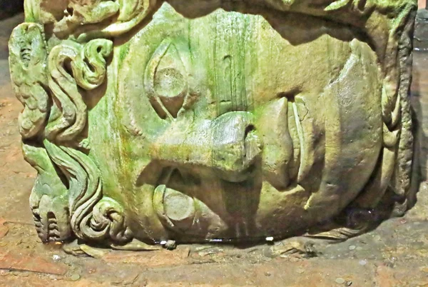 ISTANBUL, TURQUIA - 01 de abril de 2013: Medusa column bases in Basilica Cistern, Istambul, Turquia. Yerebatan Saray é uma das atrações turísticas favoritas de Istambul — Fotografia de Stock