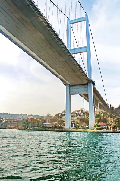 Под первым Босфорским мостом с видом на район Бейкоз, Стамбул, Турция — стоковое фото