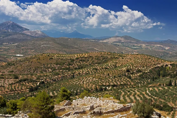 Yeşil tepeler ve vadiler Mycenae, Peloponnese, Yunanistan kalıntıları çevresinde — Stok fotoğraf