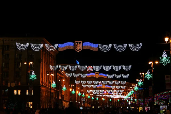 KYIV. UCRANIA - 7 DE NOVIEMBRE DE 2011: La calle principal de Kiev Khreshchatyk está bellamente iluminada por la noche en Ucrania — Foto de Stock