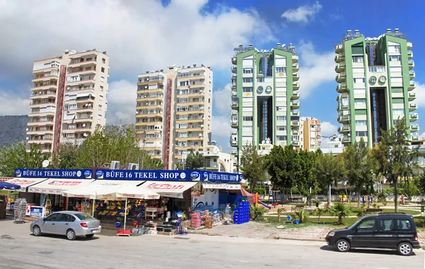 ANTALYA, TURQUIA - 4 de abril de 2012: Apartamento Edifícios em Antalya, Turquia — Fotografia de Stock