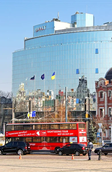 Kijów, Ukraina - 3 marca 2012: Kijów autobusy turystyczne w pobliżu hotelu Hyatt. Open-top double decker bus. — Zdjęcie stockowe