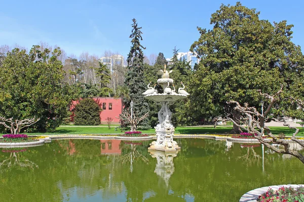 Fontein in het park in Dolmabahce Paleis, Istanbul, Turkije — Stockfoto