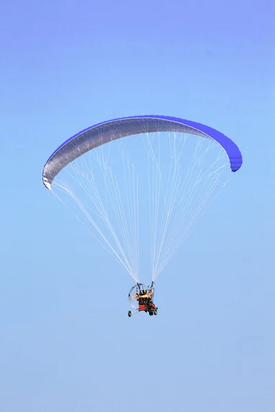 Paramotore nel cielo blu — Foto Stock