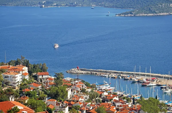Hafen der Stadt kas (kash) in der Türkei und der griechischen Insel kastelorizo — Stockfoto