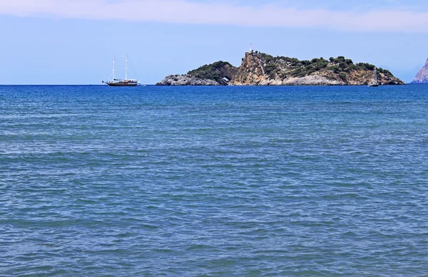 Insel in der Nähe von Ituzu Strand, Türkei — Stockfoto