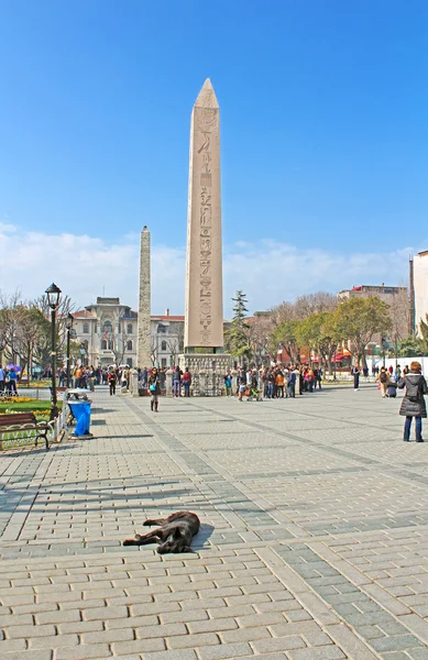 Tourists near Obelisk at hippodrome in Istanbul, Turkey — Stock Photo, Image