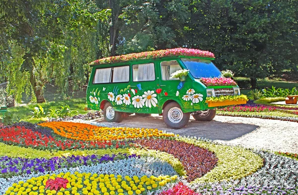 Blomma bilar utställning på Spivoche Pole i Kiev, Ukraina — Stockfoto