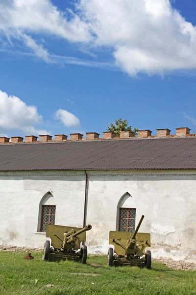 Machine guns on the yard of Medzhybizh castle, Ukraine — Stock Photo, Image