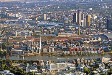 Uçak panoramik görünümünden Skyline Frankfurt, Almanya