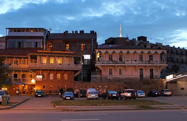 Ulice staré Tbilisi večer, Georgie. Staré město je velkou turistickou atrakcí — Stock fotografie