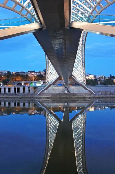 Apertura ufficiale del Ponte della Pace: nuovo ponte pedonale che collega la Vecchia Tbilisi con il nuovo quartiere di Tbilisi, Georgia — Foto Stock