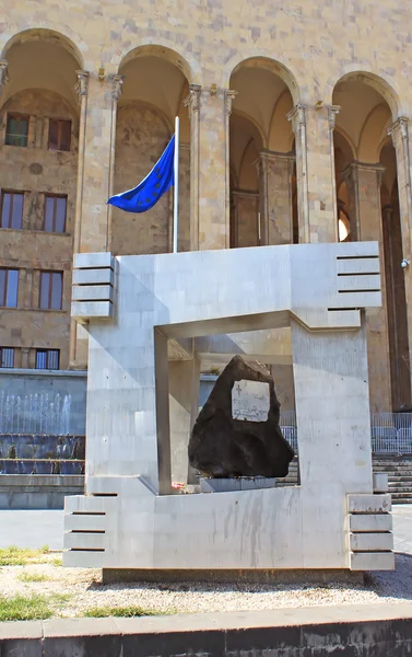 Monument van de slachtoffers van 9 april 1989 nabij het oude parlementsgebouw, Tbilisi, Georgië — Stockfoto