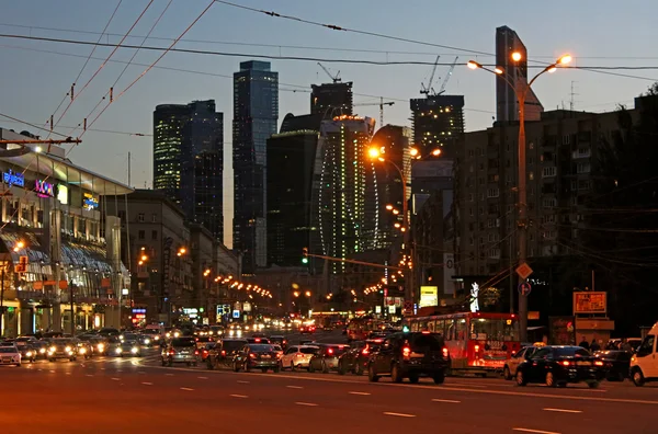Business-centrum Moscow-city in de avond uit Bolshaya Dorogomilovskaya Street, Moskou, Rusland — Stockfoto