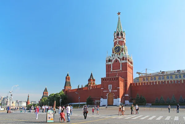 Красная площадь с Спасской башней в Москве. Площадь получила свое нынешнее название Красная площадь в XVII веке — стоковое фото