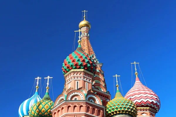 Basilikum-Kathedrale auf dem Roten Platz in Moskau, Russland — Stockfoto