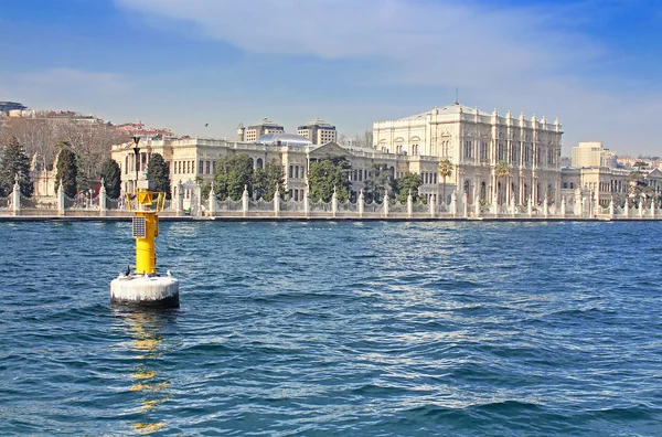 Float ja Dolmabahce palatsi lähellä Bosporia Istanbulissa, Turkissa — kuvapankkivalokuva