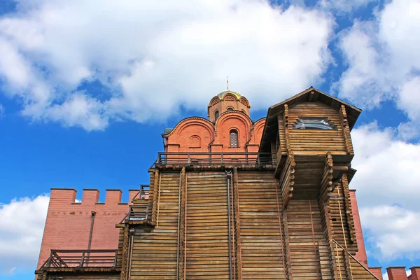 Portão dourado de Kiev foi construído em 1164 no Príncipe Kiev Yaroslav, o Sábio, Ucrânia — Fotografia de Stock