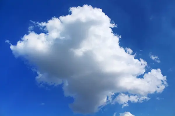 Mavi gökyüzüne karşı bulut — Stok fotoğraf