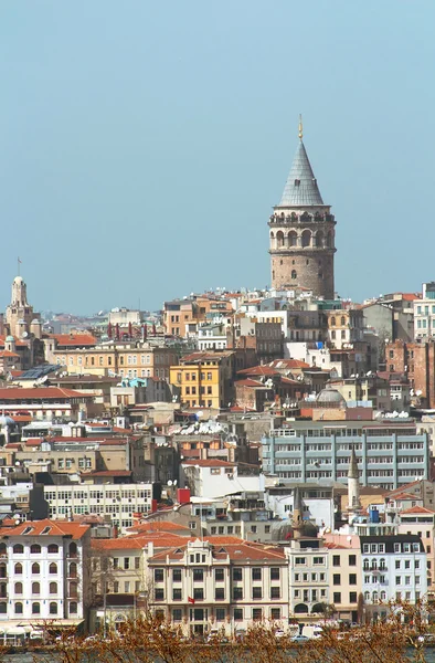 Beyoglu 区历史建筑和加拉塔塔-土耳其伊斯坦布尔的中世纪里程碑 — 图库照片