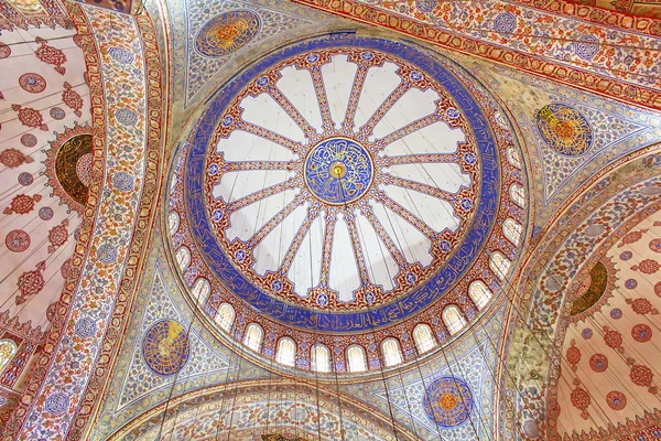 Dentro da mesquita islâmica azul em Istambul, Turquia — Fotografia de Stock
