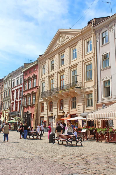 Market square - historiska och turistcentrum i Lviv, Ukraina. Historiska stadskärnan i Lviv är UNESCO: S världsarvslista — Stockfoto