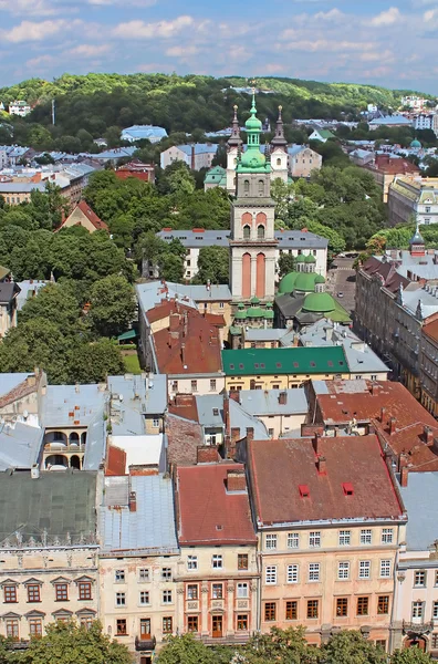 Ορθόδοξος ναός Κοίμησης Θεοτόκου με korniakt πύργο και lviv αστικό τοπίο της πόλης lviv, Ουκρανία — Φωτογραφία Αρχείου