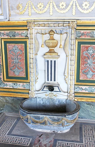 Pequena fonte ornamentada no Palácio Topkapi em Istambul, Turquia — Fotografia de Stock