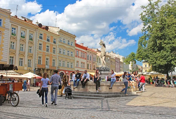 Market square - historiska och turistcentrum i Lviv, Ukraina. Historiska centrum av Lvov är UNESCO: S världsarvslista — Stockfoto