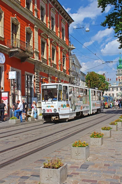 Gammal spårvagn ligger i det historiska centrum av Lviv nära torget, Ukraina — Stockfoto