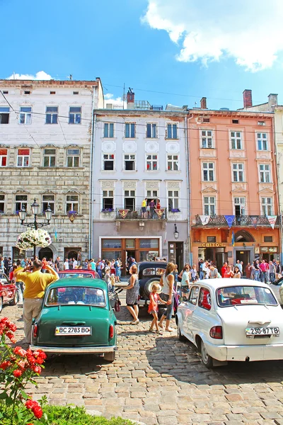 Retro bilar på marknaden square i Lviv på ramen av klassisk bil festival "Leopolis Grand Prix 2014" i Lviv, Ukraine — Stockfoto