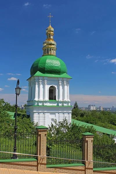 Iglesia del famoso monasterio de Kiev-Pechersk Lavra en Kiev, Ucrania — Foto de Stock